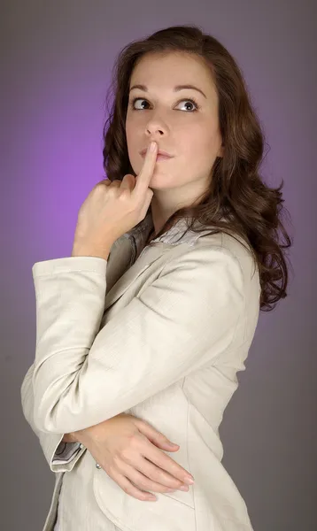Femme d'affaires avec doigt sur les lèvres — Photo