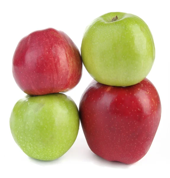 Beyaz üzerine izole kırmızı ve yeşil elmalar — Stok fotoğraf