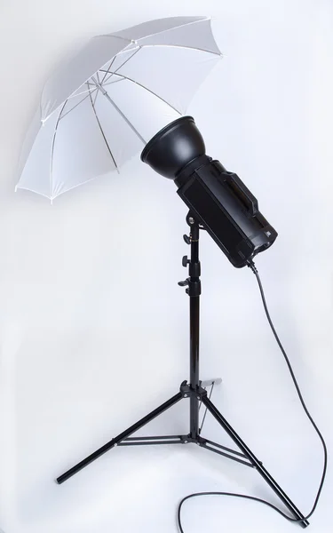 スタジオ傘でフラッシュ — ストック写真