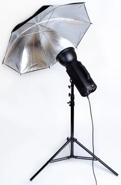 Studio flash s stříbrný deštník — Stock fotografie