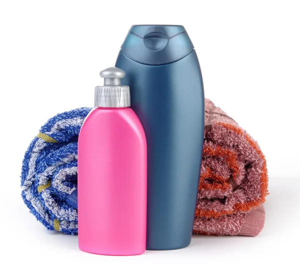 Bottiglie e asciugamani cosmetici — Foto Stock