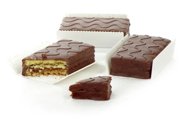 Çikolatalı kek üzerine beyaz izole — Stok fotoğraf