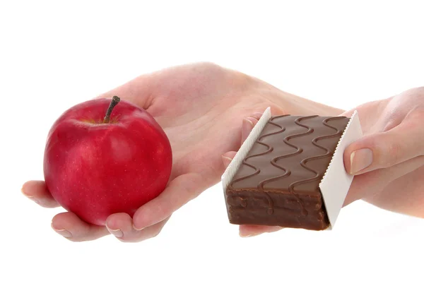 Руки держат яблоко и печенье — стоковое фото