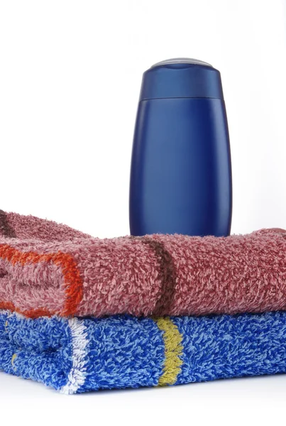 Garrafas cosméticas com toalha — Fotografia de Stock