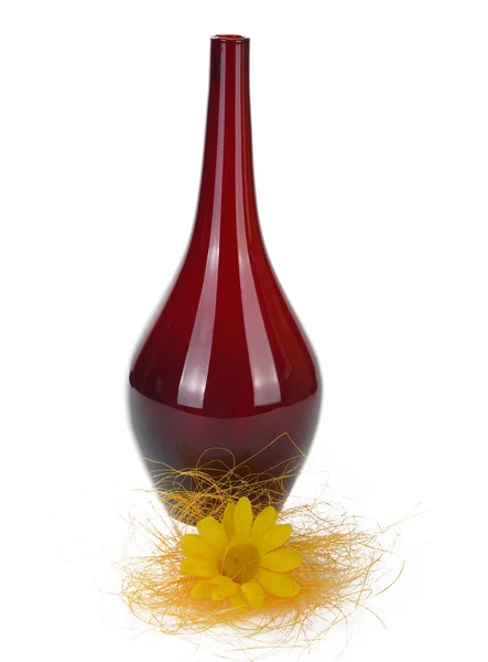 Красная ваза и желтый цветок — стоковое фото