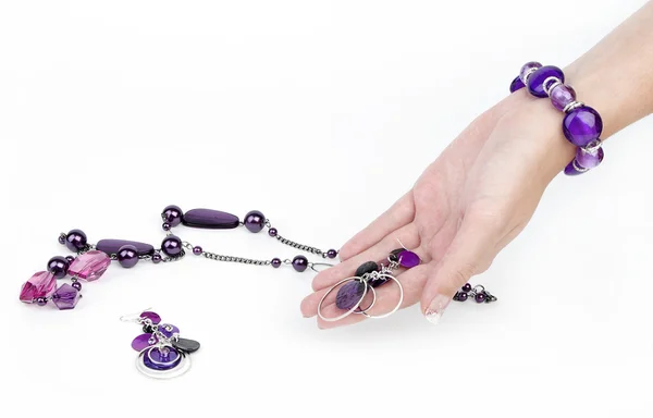 紫のネックレス プレゼンテーション — ストック写真
