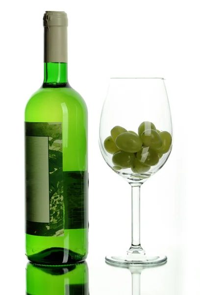 Botella de vino y vino con uva Imagen de stock