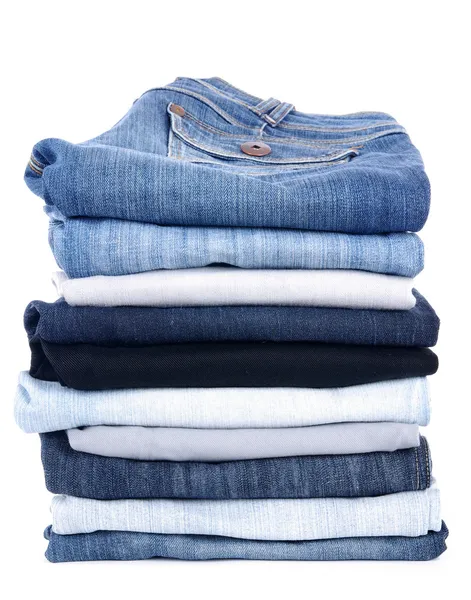 Pilha de jeans isolado no branco — Fotografia de Stock
