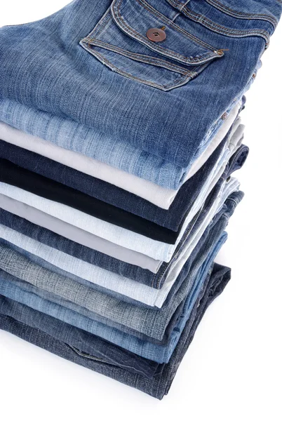 Pilha de jeans isolado no branco — Fotografia de Stock