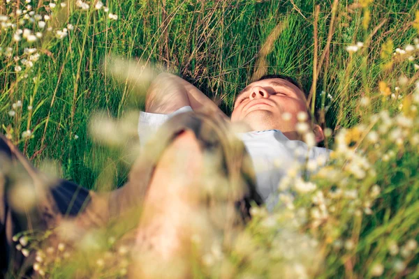 Jeune homme adulte dans l'herbe de printemps — Photo