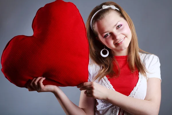 Piękna dziewczyna z dużym czerwonym sercem — Zdjęcie stockowe