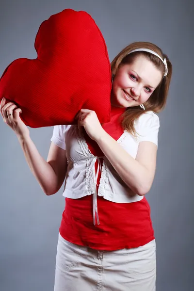 Schönheit Frau mit großem roten Herz — Stockfoto