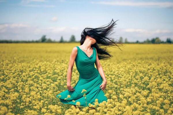 Счастливая красивая женщина в поле — стоковое фото