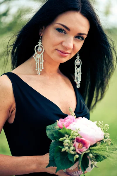 Belle jeune femme avec bouquet — Photo