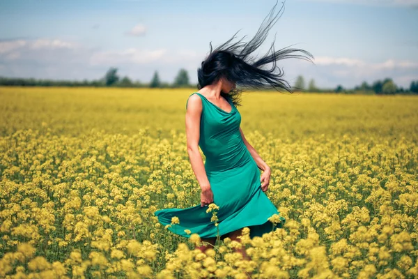 Glad vacker kvinna i fältet — Stockfoto