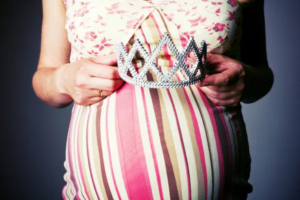 Hamile kadın holding taç — Stok fotoğraf