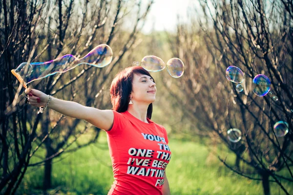 Güzel model blowing Bubbles — Stok fotoğraf