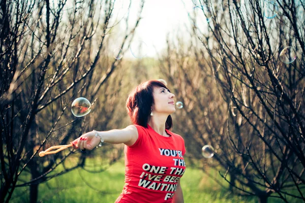 シャボン玉を吹く少女の肖像画 — ストック写真