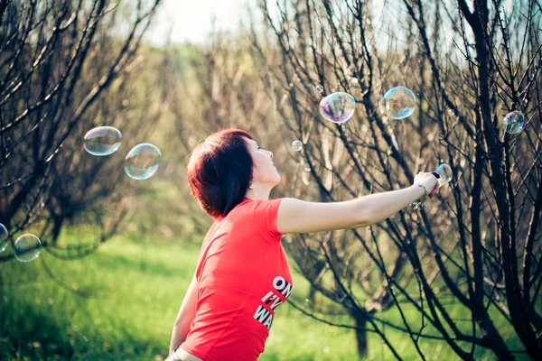 Portrait de fille soufflant des bulles — Photo