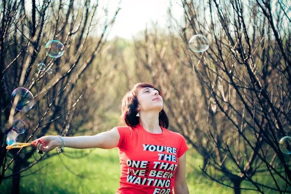 Retrato de chica soplando burbujas —  Fotos de Stock