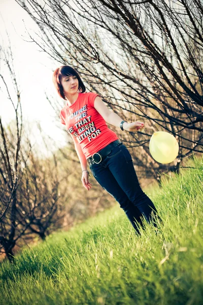 Mulher bonita com balão — Fotografia de Stock