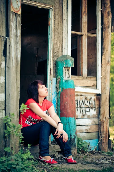 Ensam kvinna, utomhus porträtt — Stockfoto