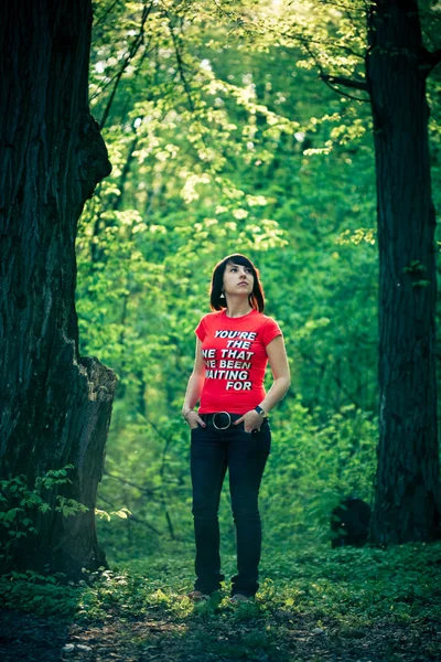 숲에서 예쁜 여자 — 스톡 사진