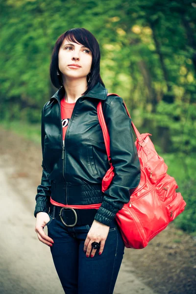 Mooie jonge vrouw outdoor portret — Stockfoto