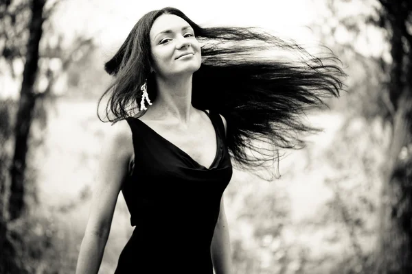 Kobieta z fruwające włosów — Zdjęcie stockowe