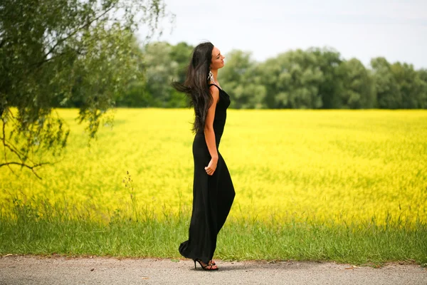 Mooie jonge vrouw lopen — Stockfoto