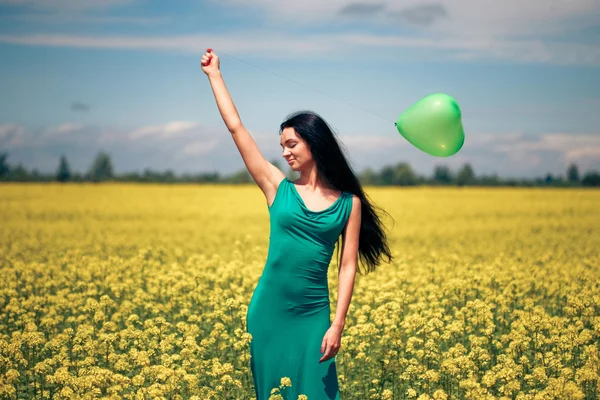 Vacker kvinna med ballong — Stockfoto