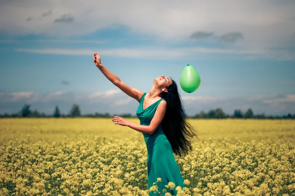 Mooie vrouw met ballon — Stockfoto