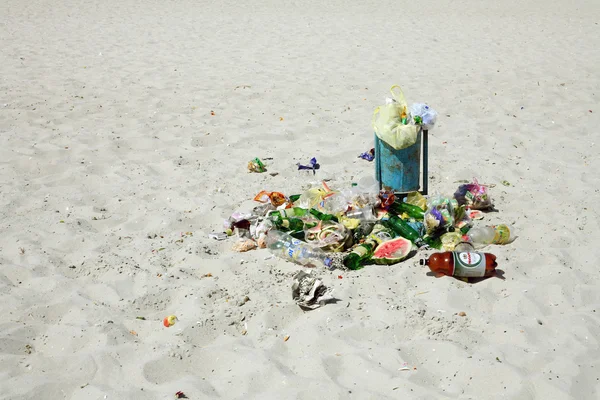 在海滩上的垃圾 免版税图库图片