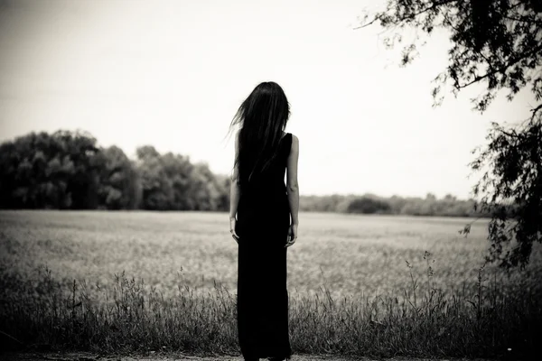 La femme regarde loin. Portrait noir / blanc . Image En Vente