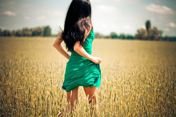 Frau läuft in gelbem Feld lizenzfreie Stockfotos