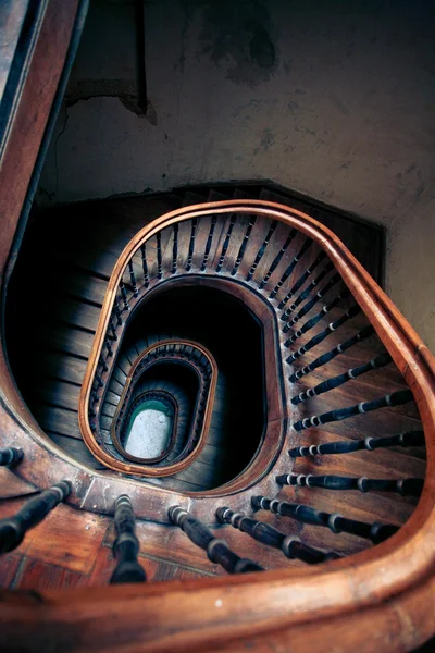 Svært gammel spiraltrapp – stockfoto