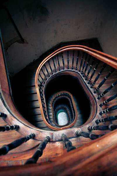 Очень старая винтовая лестница

