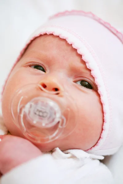 Schattige baby met fopspeen — Stockfoto