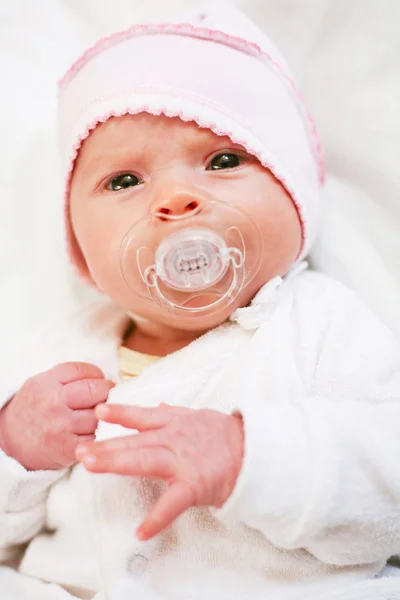 Adorável bebê com chupeta — Fotografia de Stock