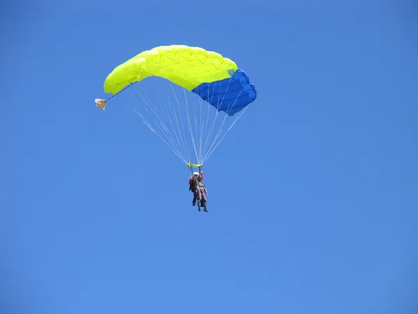 Mavi gökyüzünde paraşütçüler — Stok fotoğraf