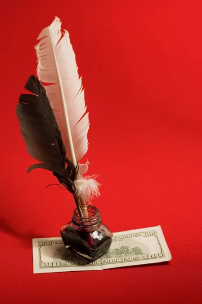 羽毛羽毛笔、 墨水和钱 — 图库照片