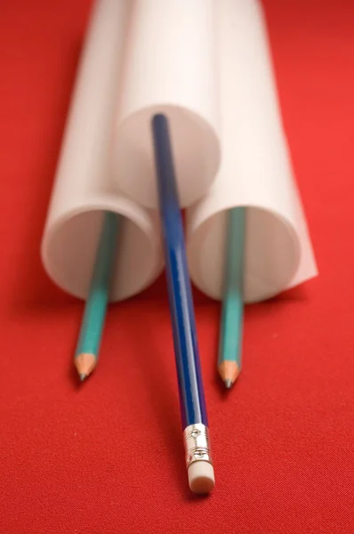 Бумага и карандаши — стоковое фото