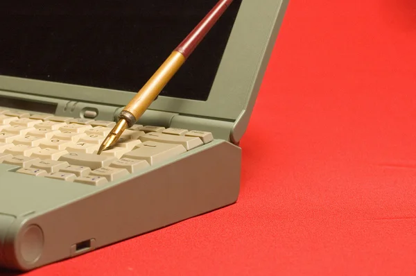Laptop, pluma — Foto de Stock