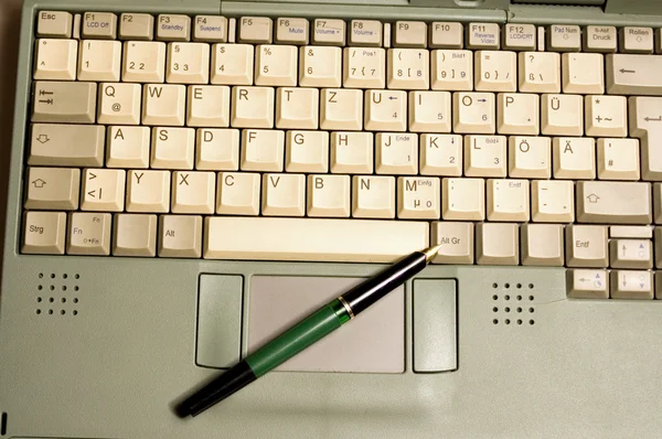 Laptop, pen — Stockfoto