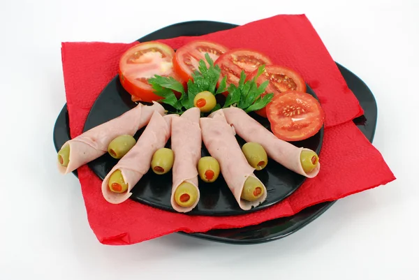 オリーブとトマトのサラミ巻き — ストック写真