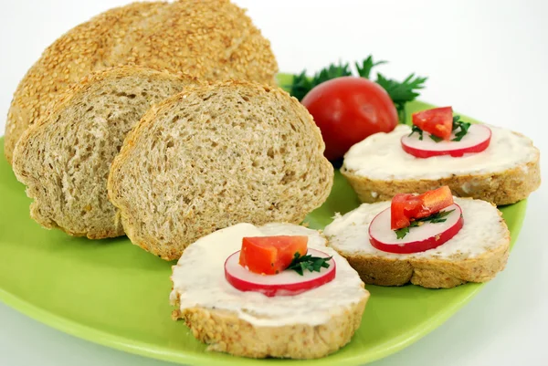 Brood met radijs en tomaat — Stockfoto