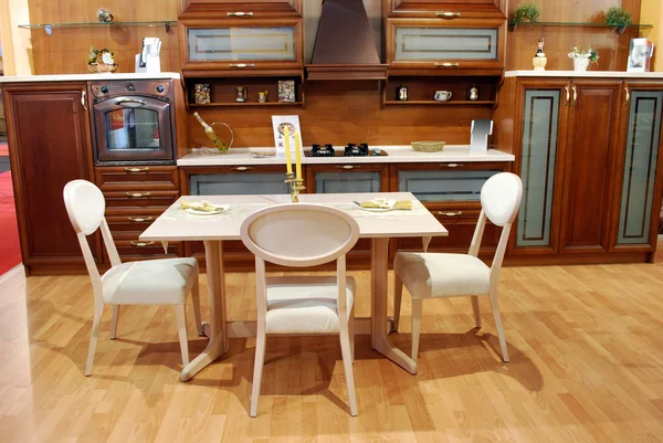 Cozinha com mesa — Fotografia de Stock