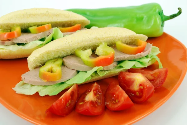Sanduíche com salame e salada perto — Fotografia de Stock