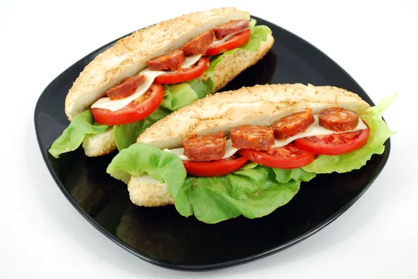 샐러드와 소 세 지 샌드위치 — 스톡 사진