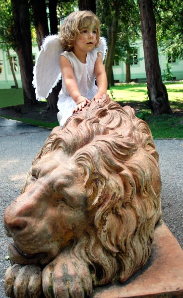 Angel and lion — Stock Photo, Image